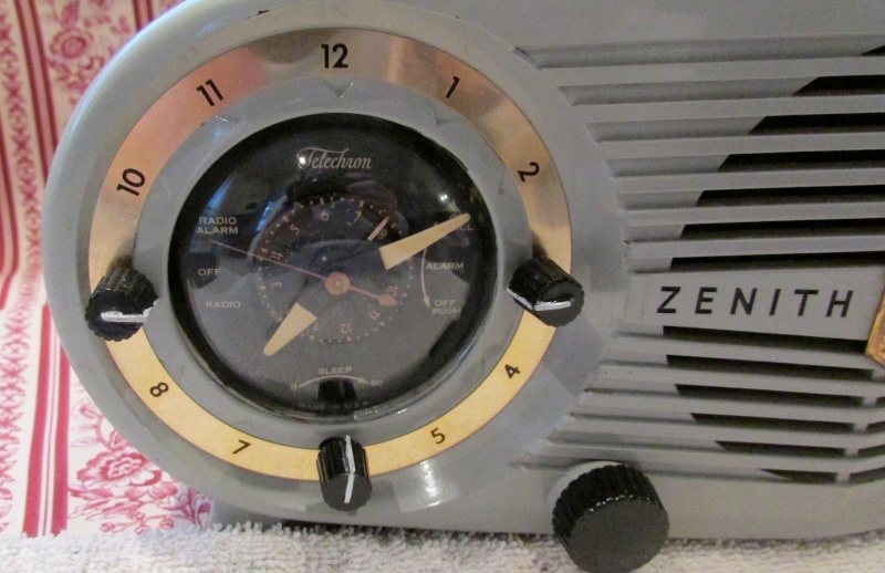 ZENITH DELUXE CLOCK RADIO, MODEL K518 - 1952  411