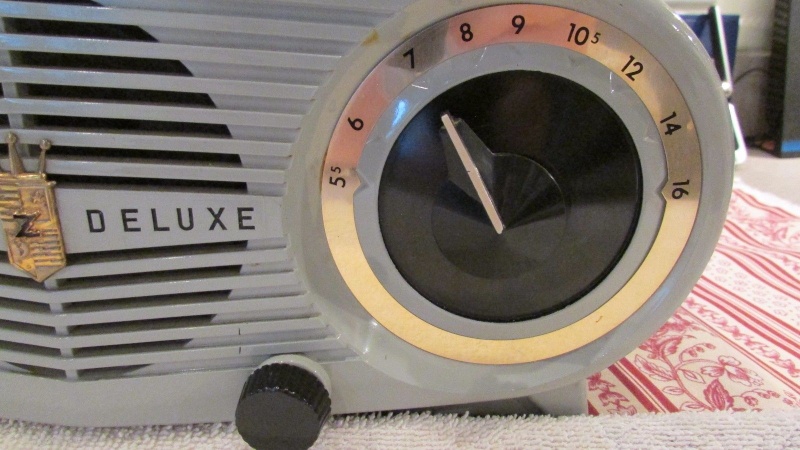 ZENITH DELUXE CLOCK RADIO, MODEL K518 - 1952  511
