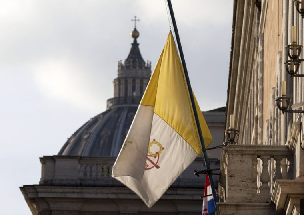 Le décès du pape émérite Benoît XVI Drapea12