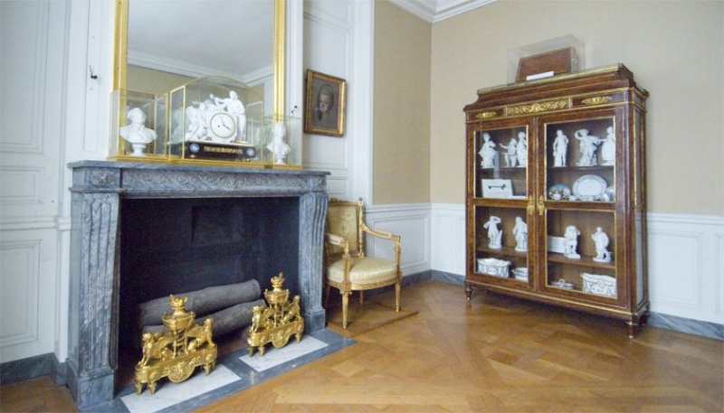 Versailles, des grands aux petits appartements de la reine - Page 3 111710