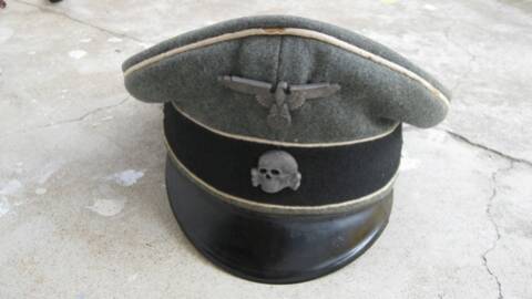 une casquette waffen SS sous officier dans son jus