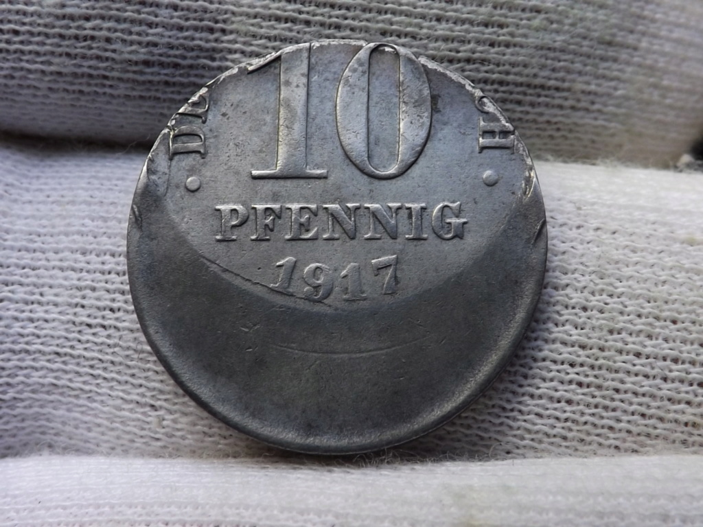 10 Pfennig 1917 A , Alemania . Muy desplazada Dscf4315