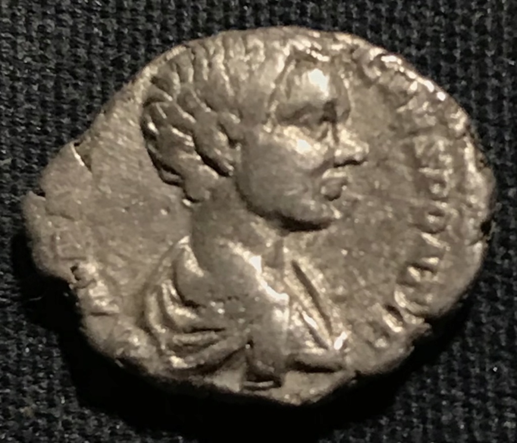 Denario de Caracalla. SECVRITAS PERPETVA. Minerva a izq. Roma Img_e316