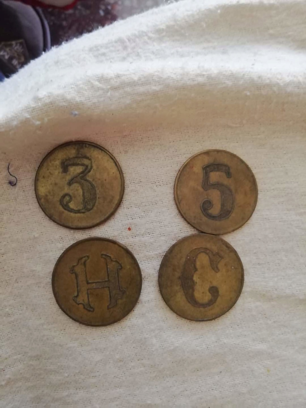 Ayuda para identificar estas piezas metálicas Qhia8010