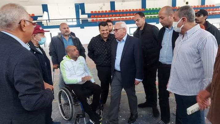 محافظ بورسعيد ورئيس اتحاد الشركات يتفقدان صالة نادي الحرية لذوي الاحتياجات الخاصة A447