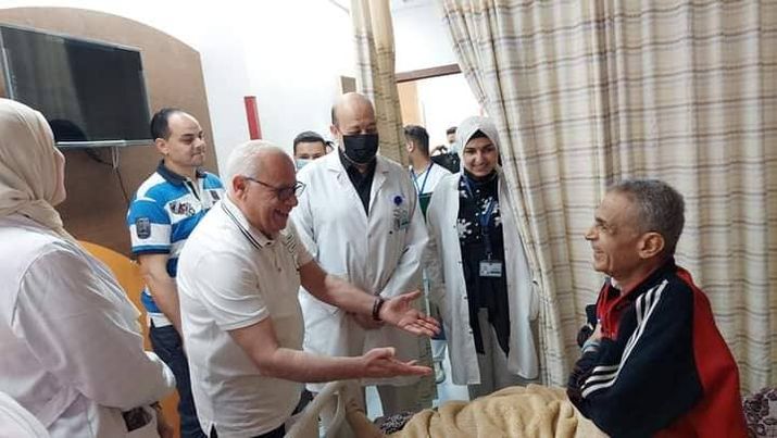 محافظ بورسعيد يزور مستشفى النصر التخصصي ويقدم التهنئة  للأطقم الطبية والمرضي بعيد الفطر المبارك A459