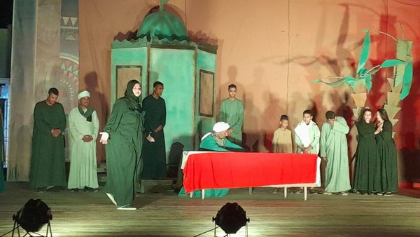 فى إطار الإحتفالات بيوم الشهيد سكرتير عام محافظة اسوان يشاهد  العرض المسرحى "موال البلاد والليل"  A617