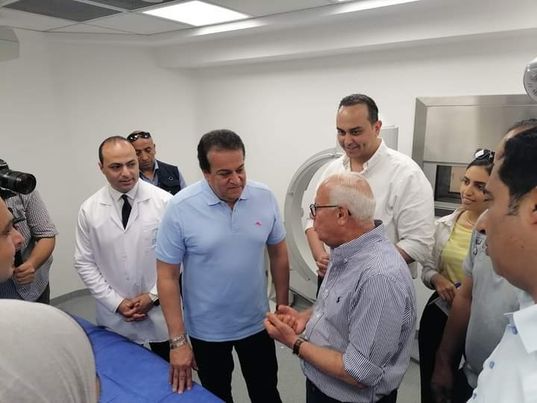 وزير الصحة ومحافظ بورسعيد  يتفقدان  مجمع الشفاء الطبي في بورسعيد  A662