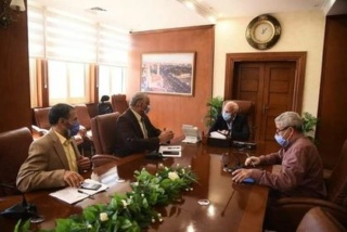 محافظ بورسعيد يلتقى رئيس الهيئة المصرية العامة  لمشروعات الصرف لمناقشة تطهير الترع والمصارف. A71