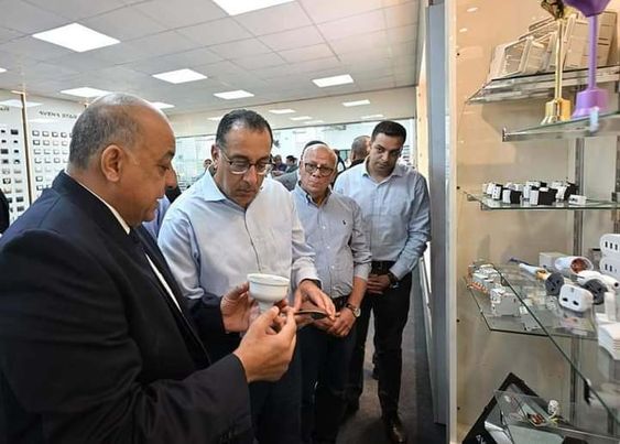 خلال زيارته لمحافظة بورسعيد -  رئيس الوزراء يتفقد مصنع شركة بورسعيد للصناعات الكهربائية "أفينا" A731