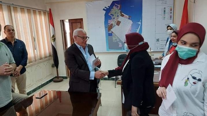 محافظ بورسعيد يلتقى بالعاملين داخل مجلس مدينة بورفؤاد  A_oaoo10