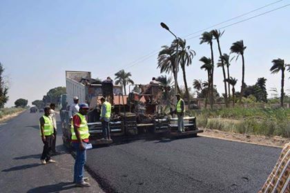 محافظ المنيا يوجه بإنجاز أعمال رصف طريق ابوقرقاص الزراعي Aa42