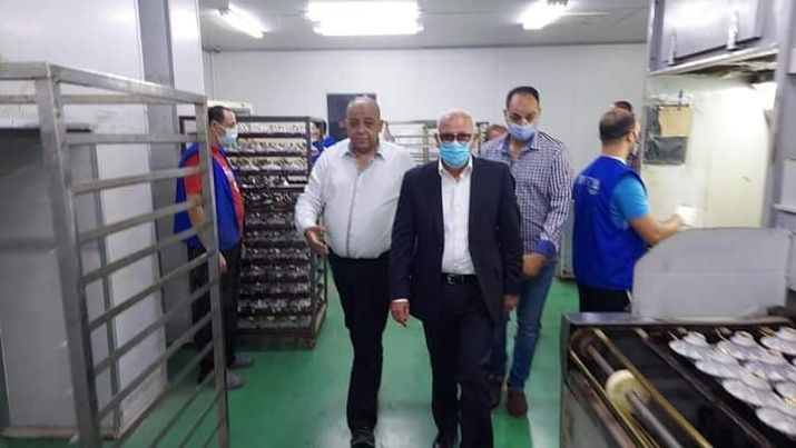محافظ بورسعيد يتابع سير العمل بالمبنى الإدارى للمنطقة الصناعية جنوب بورسعيد ويتفقد مصنع افينا للادوات الكهربائية  Aaa189