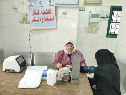 الكشف الطبى على 1622 حالة خلال قافلة طبية مجانية  بقرية المطاهرة بمركز أبوقرقاص Aaa637