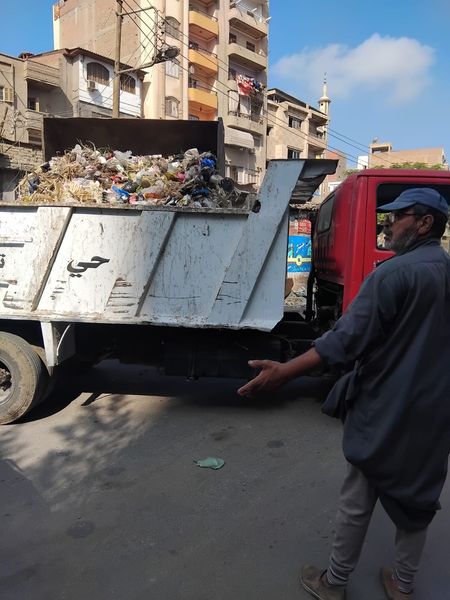 نواب رئيس حى ثانى يتابعون اعمال النظافه ورفع التراكمات والمخلفات بمحيط الموقف الجديد والجدريه بحوار حي النخيلب Aaa789