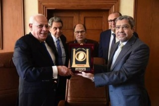 محافظ بورسعيد يلتقى رئيس الاتحاد العام للغرف التجارية  Aaae13