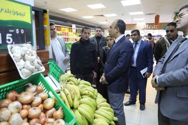 نائب المحافظ يقود حملة لضبط الأسعار ومراقبة الأسواق بمدينة المنيا الجديدة Aaaio19