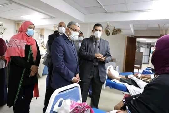 محافظ المنيا يتابع الخدمة الطبية بمستشفى الحميات ويتفقد مراكز تلقي لقاح كورونا Aaao361