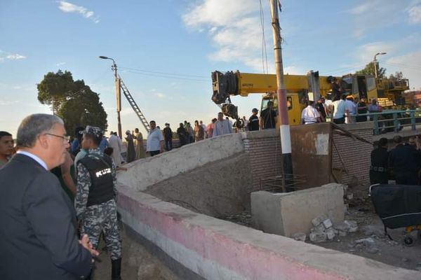 محافظ المنيا يتابع تداعيات حادث انقلاب ميكروباص بترعة الابراهيمية Aaao436