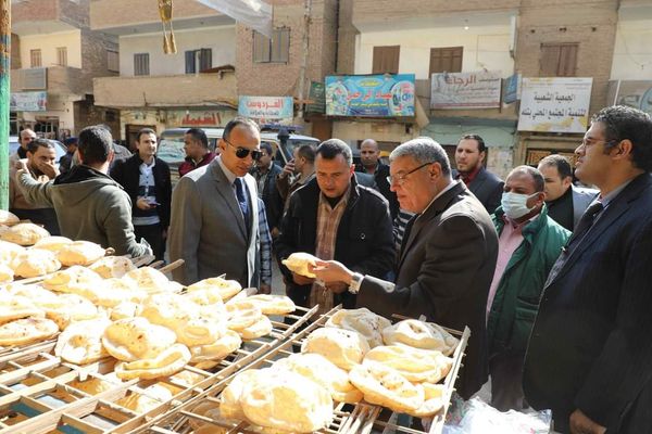 محافظ المنيا يقود حملة مكبرة لضبط الأسعار ورصد محتكري السلع الغذائية بقرية تله بمركز المنيا Aaao529