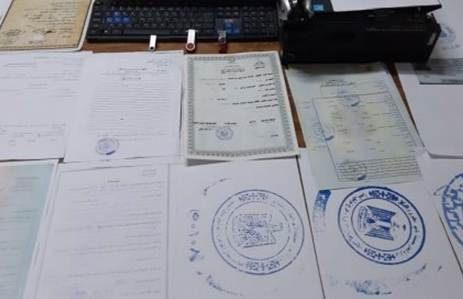 القبض على مدرس لترويج المحررات الرسمية والعرفية والشهادات الدراسية المقلدة عبر "فيسبوك" Aac59