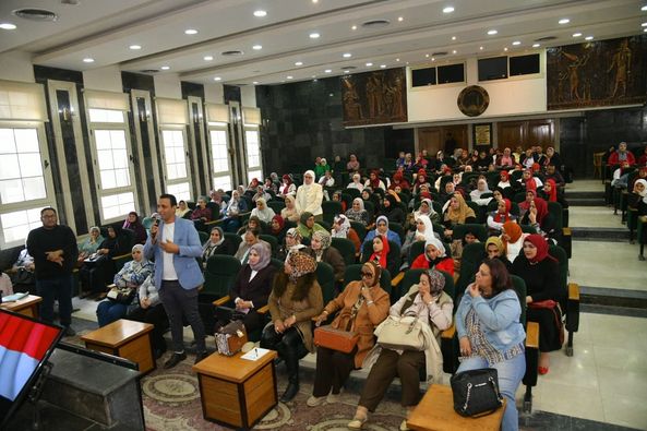 محافظ الغربية يعقد لقاءا توعويا لتحفيز السيدات والفتيات للمشاركة في الانتخابات الرئاسية Aae20