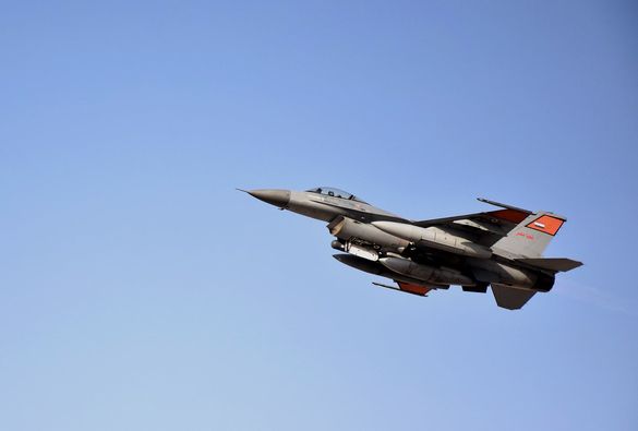 القوات الجوية المصرية واليونانية تنفذان تدريباً جوياً بإحدى القواعد الجوية اليونانية Aaio102