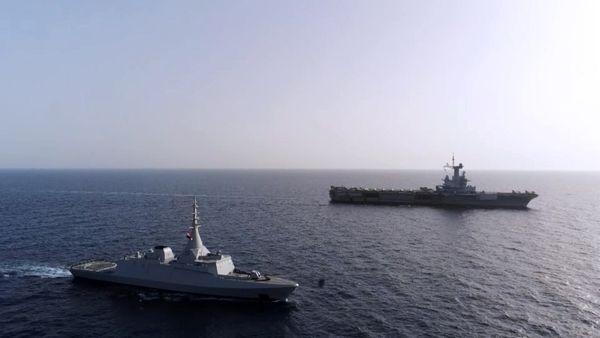 القوات البحرية والجوية المصرية والفرنسية تنفذان عدد من الأنشطة التدريبية المشتركة بمصر  Aaio74