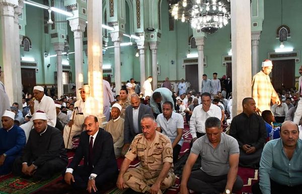 محافظ أسوان يؤدى صلاة عيد الأضحى المبارك بمسجد بدر بالطابية  Aao449