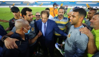 محمد أبو العينين يحتفل مع لاعبي فريق سيراميكا كليوباترا بعد صعودهم لدوري الممتاز Aaoa11