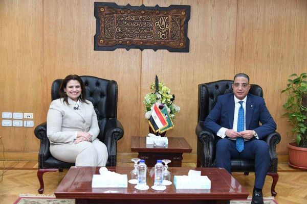 محافظ الفيوم يستقبل وزيرة الدولة للهجرة وشئون المصريين بالخارج  Aaoia78