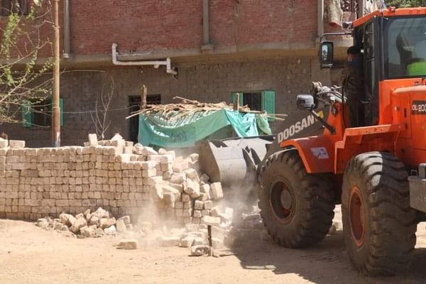 إزالة 15 حالة تعدي على أراضي حماية النيل بمركز ملوي بالمنيا Ac32