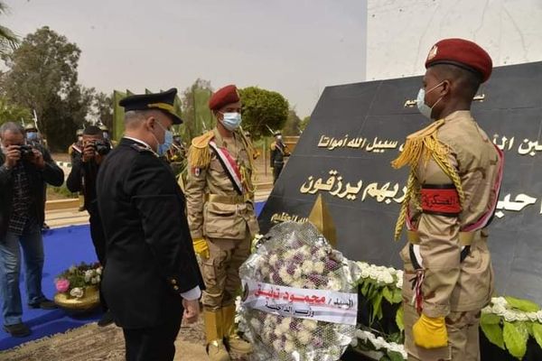 محافظ أسيوط و قائد المنطقة الجنوبية العسكرية وضع إكليل من الزهور على النصب التذكاري بمناسبة الاحتفال بيوم الشهيد  Ai140