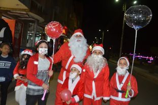 بابا نويل وأطفاله يوزع الكمامات علي المواطنين في إسنا جنوب الأقصر Ai50