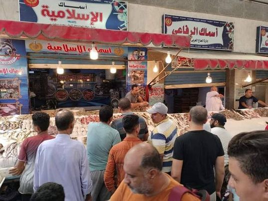 سوق السمك الجديد بحي العرب يشهدا اقبالا متزايدا خلال ايام العطلات  Aia61