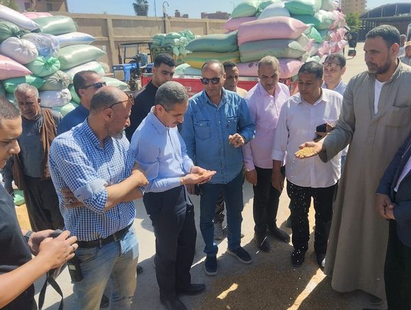  محافظ الغربية يتفقد أعمال توريد واستلام القمح خلال زيارته المفاجئة لشونة محلة أبو علي وأعمال كورنيش المحلة الجديد  Aiao34
