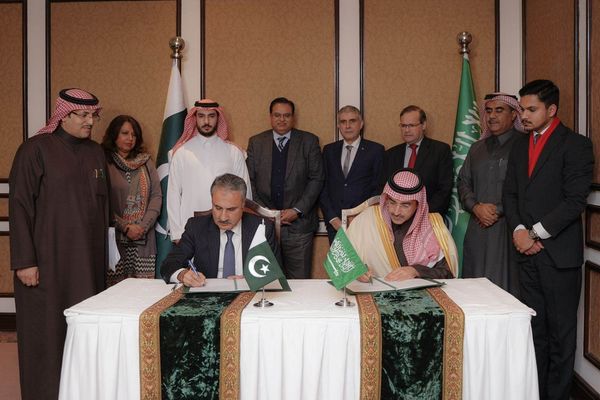 الصندوق السعودي للتنمية يوقع اتفاقية لتمويل المشتقات النفطية بقيمة مليار دولار دعما للاقتصاد الباكستاني  Aicoo14