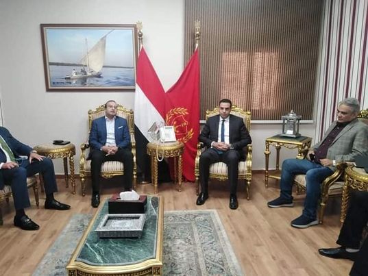 نائب محافظ بورسعيد يلتقى ممثلى جمعية رجال الأعمال المصريين Aio383