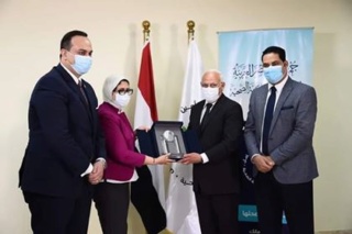 .وزيرة الصحة تهدي درع "الرعاية الصحية" لمحافظ بورسعيد Aioo16