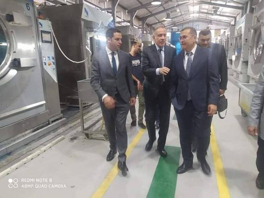 نائب محافظ بورسعيد وسفير أوزبكستان يتفقدان عددا من المصانع  Ao396