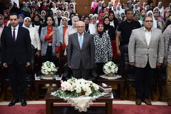محافظ بورسعيد يفتتح برنامج " المرأة تقود في المحافظات المصرية "  Aoa391
