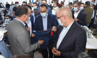 رئيس الوزراء يتفقد مصنع "إيدج" للملابس الجاهزة ببورسعيد ويجري حوارات مع العاملين Aoa59