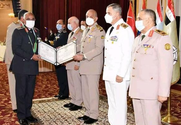 وزير الدفاع والإنتاج الحربى يكرم قادة القوات المسلحة المحالين للتقاعد  Aoaoa122