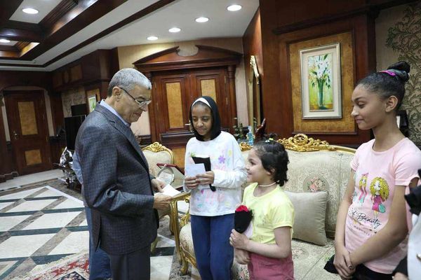 تزامنا مع حلول عيد الفطر المبارك  محافظ المنيا يوزع العيديات والهدايا على أطفال مؤسسات دور الرعاية Aoc72