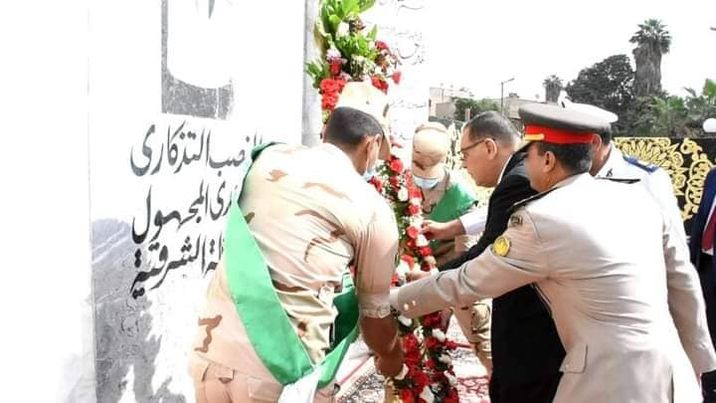 محافظ الشرقية يضع إكليلاً من الزهور على النصب التذكاري للجندي المجهول بمدينة الزقازيق Aoioa10