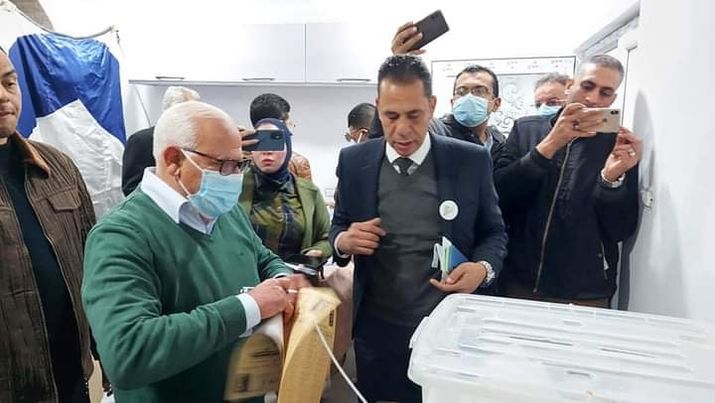 محافظ بورسعيد يدلي بصوته في انتخابات نقابة المهندسين  Aoioo14