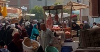  الباعة الجائلين انتشروا بأحد الشوارع الجانبية بسوق الحسينية Aoo58