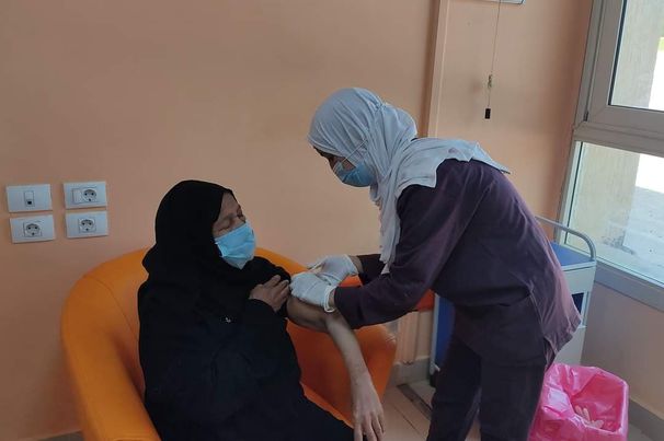 بدء تطعيم المواطنين بلقاح كورونا بمستشفى إسنا التخصصي جنوب الأقصر Aooa25
