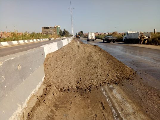 رئيس مركز ومدينة المحلة الكبرى  يتابع جهود أعمال رفع تراكمات مياه الأمطار و تمهيد الطرق Aooa36