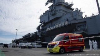 فرنسا تعلن عن إصابة 60% من طاقم حاملة الطائرات "شارل ديغول" بفيروس كورونا وبريطانيا تعلن عن اصابة 100 جندى واصابة المئات من جنود البحرية الامريكية بالفيروس القاتل   Aoyo19